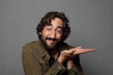 Gülümseyen, kendinden emin, başarılı ve mutlu hisseden, fotokopi alanında konsept veya fikir gösteren