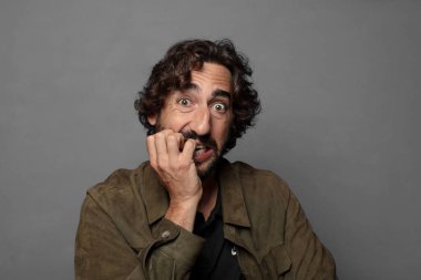 Korku ve panik içinde.