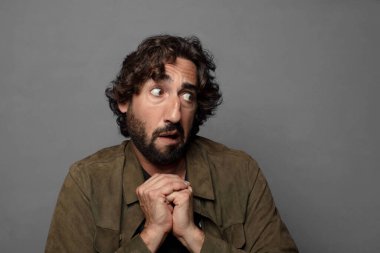 Endişeli, stresli, endişeli ve korkmuş, panikleyen ve dişlerini sıkan