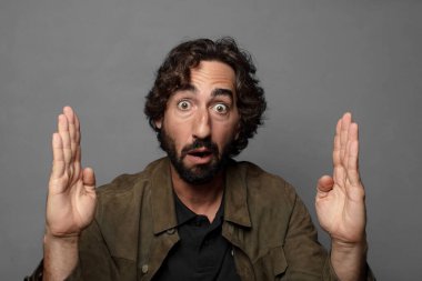 Bir nesneyi iki eliyle tutmak, bir nesneyi göstermek, sunmak veya reklamını yapmak