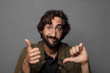 Kafası karışık, bilgisiz ve kararsız hissediyorum, iyi ve kötünün farklı seçenekleri ya da seçenekleri tartıyorum.