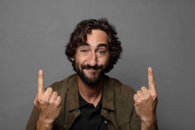 Şaşırmış ve şaşırmış bir bakışla yukarıyı gösteren açık ağızlı bir duygu.