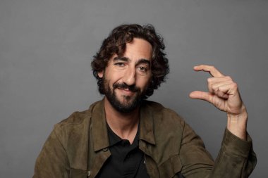 Bir nesneyi tutmak, göstermek, sunmak ya da reklam vermek küçük bir şeydir.