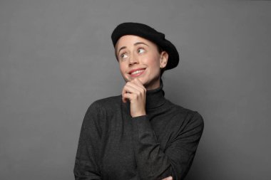 Gülümseyerek mutlu ve hayal kurarak ya da şüphe duyarak, yan tarafa bakarak