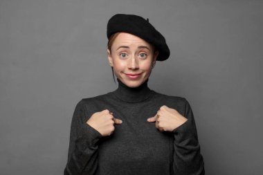 Mutlu, şaşkın ve gururlu hissediyorum. Heyecanlı ve şaşkın bir bakışla kendimi gösteriyorum.