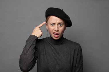 Kafan karışık ve şaşkın, deli, deli ya da aklını kaçırmış olduğunu gösteriyorsun.