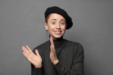 Mutlu ve başarılı hissediyorum, gülümsüyorum ve alkışlıyorum, alkışlarla tebrik ediyorum.