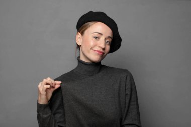 Kibirli, başarılı, pozitif ve gururlu görünüyor, kendini gösteriyor.