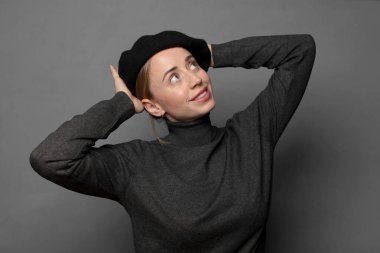 Gülümseyen ve rahat hisseden, mutlu ve kaygısız, olumlu ve rahatlatıcı