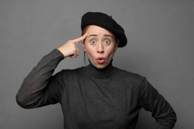 Şaşırmış, ağzı açık, şok olmuş, yeni bir düşünce, fikir ya da konsept keşfediyor.