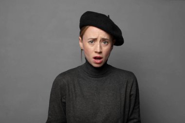 Korkmuş ve şok olmuş hissediyorum, ağzım açık şaşkınlıkla