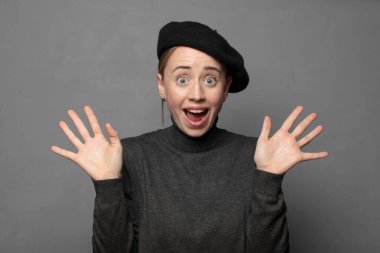 Mutlu ve heyecanlı görünüyordun. Beklenmedik bir sürprizle şoke olmuştun. İki elin de yüzü açıktı.