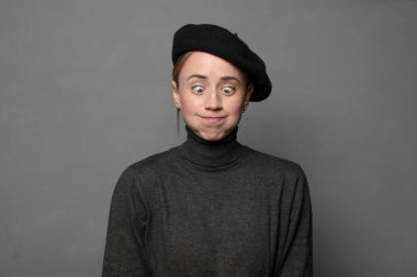 Stresli, mutsuz ve hayal kırıklığına uğramış hissediyorum. Alnıma dokunuyor ve şiddetli baş ağrısı çekiyorum.