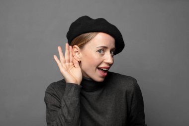 Mutlu görünmek, dinlemek, gizli bir konuşma ya da dedikodu duymak, kulak misafiri olmak.