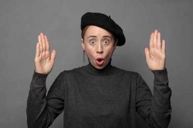 Bir nesneyi iki eliyle tutmak, bir nesneyi göstermek, sunmak veya reklamını yapmak