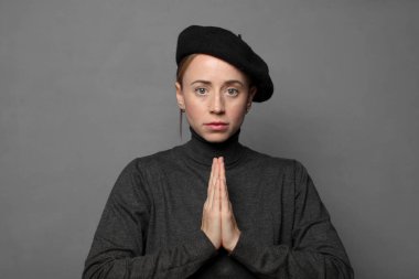 Endişeli, umutlu ve dindar hissediyorum, avuç içleriyle inançla dua ediyorum, af diliyorum.