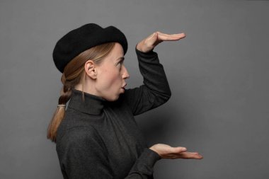 Bir nesneyi iki eliyle fotokopi alanında tutmak, bir nesneyi göstermek, sunmak veya reklamını yapmak