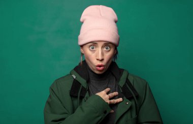 Şok olmuş, şaşırmış ve şaşırmış hissediyorum, ellerim göğsümde ve ağzım açık, kim olduğumu söylüyorum, ben?