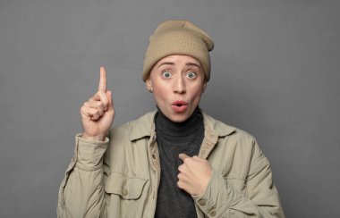 Gururlu ve şaşırmış hissediyorum, özgüvenimi gösteriyorum, kendimi başarılı hissediyorum.