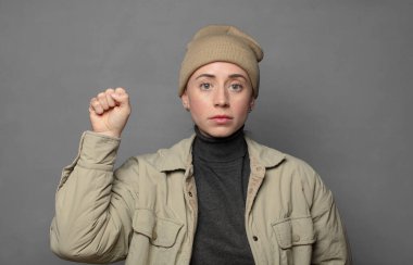 Ciddi, güçlü ve isyankar hissetmek, yumruk kaldırmak, protesto etmek ya da devrim için savaşmak.