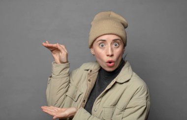 Neşeli ve şaşırmış hissediyorum, şok olmuş bir ifadeyle gülümsüyorum ve bir şey tutuyorum.