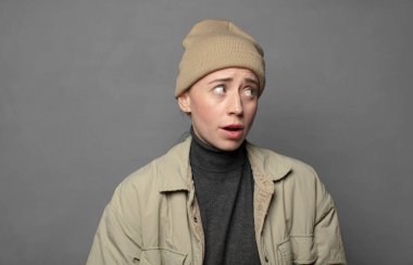 Şaşırmış ve şaşırmış hissediyordum. Şaşırmış ve ağzı açık bir bakışla yan taraftaki boşluğu kopyalamak istiyordum.