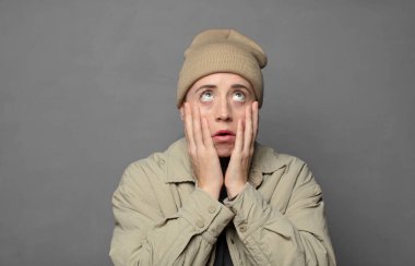 Şok olmuş ve korkmuş hissediyorum, yanaklarındaki ellerden sıkılmış gibiyim.