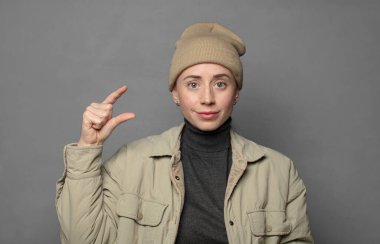 Bir nesneyi tutmak, göstermek, sunmak ya da reklam vermek küçük bir şeydir.