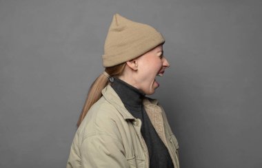 Saldırgan bir şekilde bağırmak, sinirli, sinirli, öfkeli ya da sinirli görünmek, haykırmak yok