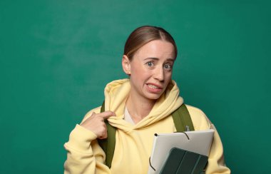 Stresli, endişeli, yorgun ve hayal kırıklığına uğramış, gömleğini çekmiş, sorunlu görünüyor.