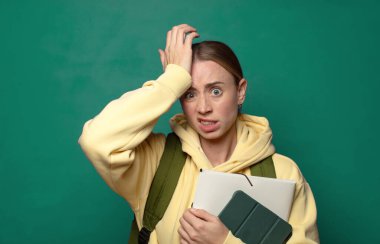 Unutulmuş bir süre için paniklemek, stresli hissetmek, bir pisliği örtbas etmek ya da hata yapmak.