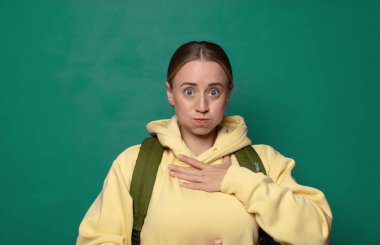 Aptal, çılgın, şaşırmış bir ifadeyle, yanakları şişmiş, içi doldurulmuş, şişman ve yemekle dolu.