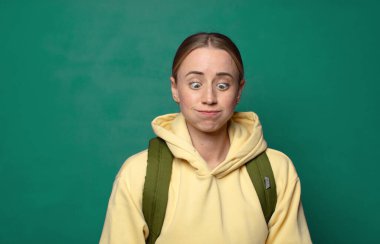 Stresli, mutsuz ve hayal kırıklığına uğramış hissediyorum. Alnıma dokunuyor ve şiddetli baş ağrısı çekiyorum.