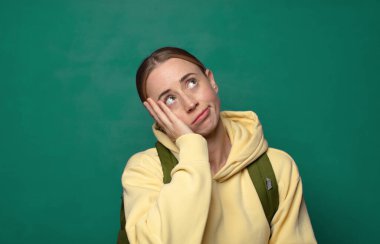 Sıkıldım, hayal kırıklığına uğradım ve uykum geldi. Yorucu, sıkıcı ve can sıkıcı bir işin ardından ellerimle yüzümü tuttum.