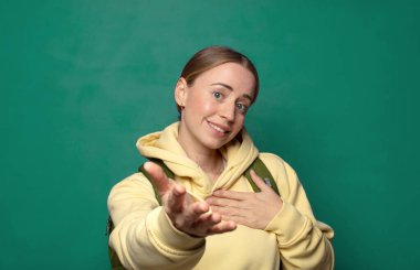 Mutlu ve aşık olmak, bir elin kalbimin yanında, diğer elin önde uzanmış şekilde gülümsemek.