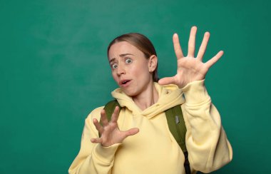 Korkuyorum, geri çekiliyorum ve korku ve panik içinde çığlık atıyorum. Kabusa tepki veriyorum.