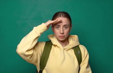 Kamerayı onur ve vatanseverlik adına askeri bir selamlama ile selamlamak, saygı göstermek.