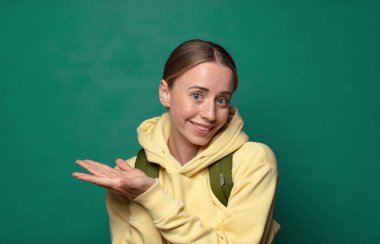 Gülümseyen, kendinden emin, başarılı ve mutlu hisseden, fotokopi alanında konsept veya fikir gösteren