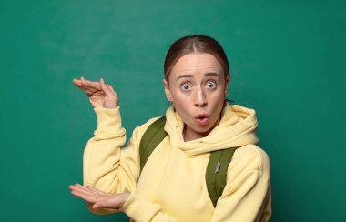 Neşeli ve şaşırmış hissediyorum, şok olmuş bir ifadeyle gülümsüyorum ve bir şey tutuyorum.