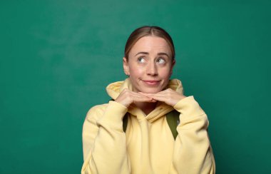 Düşünceli hissetmek, merak etmek ya da hayal etmek, hayal kurmak ve uzayı kopyalamak için yukarı bakmak.