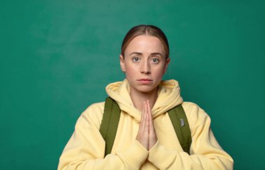 Endişeli, umutlu ve dindar hissediyorum, avuç içleriyle inançla dua ediyorum, af diliyorum.