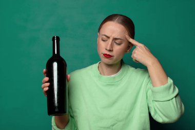 Şarap şişesi ve fotokopi odası olan genç sarışın kadın.