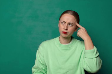 Yeşil stüdyo arka planında fotokopi odası olan genç sarışın kadın.