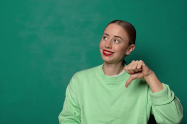 Yeşil stüdyo arka planında fotokopi odası olan genç sarışın kadın.