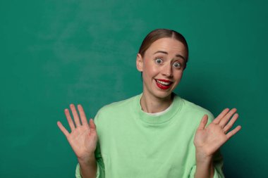 Yeşil stüdyo arka planında fotokopi odası olan genç sarışın kadın.