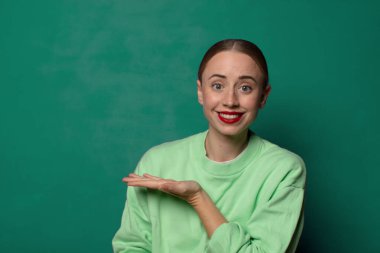 Yeşil stüdyo arka planında fotokopi odası olan genç sarışın kadın.