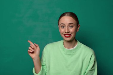 Yeşil stüdyo arka planında fotokopi odası olan genç sarışın kadın.