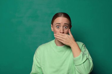 Yeşil stüdyo arka planında fotokopi odası olan genç sarışın kadın.