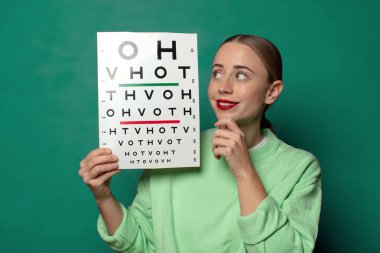 Genç sarışın kadın vizyon testi yaptırıyor.