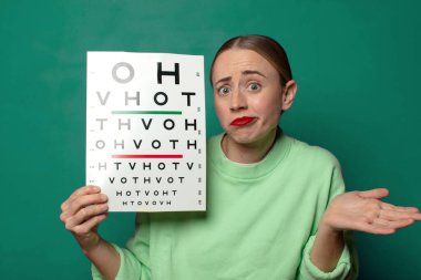 Genç sarışın kadın vizyon testi yaptırıyor.